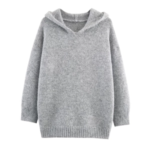 Détails du pull à capuche en maille gris clair avec col en V et poignets côtelés