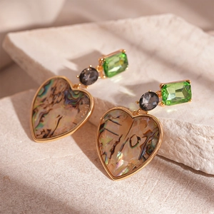 Orecchini vintage a cuore in acrilico con trama in conchiglia e cristalli colorati