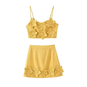 Schickes gelbes Zweiteiler-Set mit kurzem Top und Minirock mit 3D-Sternblumen-Applikation
