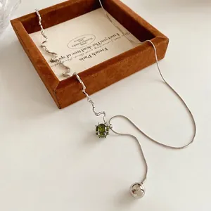 Silberne Schlangenkette mit quadratischem grünen Zirkonia-Anhänger auf Samtbox