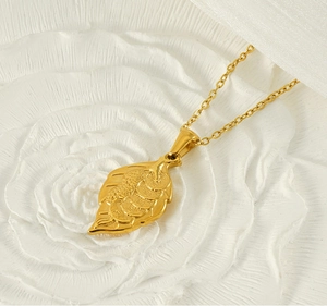 Détail du pendentif feuille en or 18 carats avec motif pièce sur pétales de rose