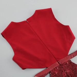 Gros plan sur la fermeture éclair invisible et les paillettes rouges de la robe en satin