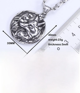 Detailed dimension chart showing 40x35mm size and 23g weight of the wolf head pendant