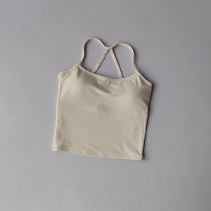 Détail du dos croisé d'un débardeur de yoga beige avec un tissu élastique de qualité