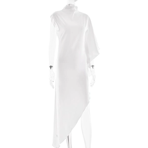 Détail d'une robe longue blanche sans manches avec col montant et ourlet asymétrique