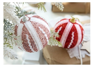 Detail einer 8cm rosa Weihnachtskugel mit Glitzer und Wellenband am Weihnachtsbaum