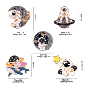 Lot de 5 broches en émail astronaute avec motifs lune et planète sur fond blanc pur