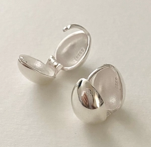 Macro shot of S925 sterling silver water drop earrings with polished finish and hallmark