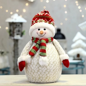Pupazzo di neve natalizio in peluche con cappello a maglia e pizzo a fiocco di neve su sfondo