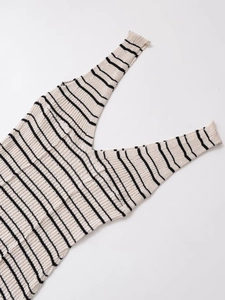 Détail macro du tissu en tricot à rayures noires et blanches et décolleté en V profond