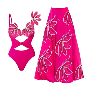 Maillot de bain rose découpé avec appliques florales et jupe longue imprimée assortie