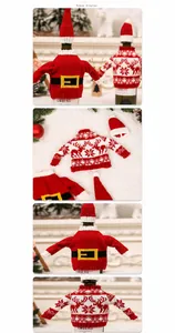 Detalle del set de fundas navideñas para botellas con suéter de punto rojo y alces