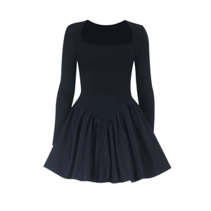 Robe noire élégante à manches longues et col carré pour les événements formels
