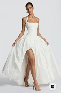 Détail de la robe licou blanche avec corsage et ourlet asymétrique fluide et élégant