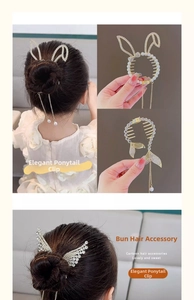 Détail de pince à cheveux fille avec oreilles de lapin, perles et chaîne à glands