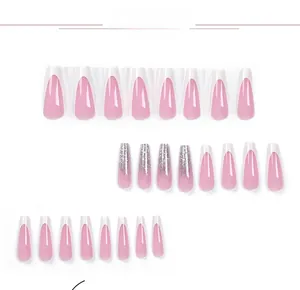 Dettaglio di 24 unghie finte ballerina lunghe rosa e bianche con glitter argentati