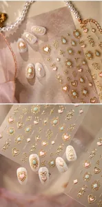 Detaillierte Makroansicht von vergoldeten Herz-Nagelaufklebern im antiken Vintage-Stil