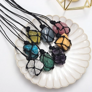 Ocho collares de piedra natural de varios colores sobre un plato cerámico blanco
