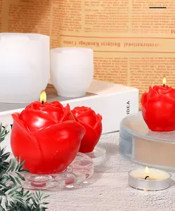 Dettaglio dello stampo in silicone a rosa con candela rossa dalle texture definite