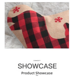 Détail macro de chaussette de Noël en jute avec carreaux rouge et noir et flocons