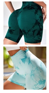 Gros plan sur le short de yoga tie-dye taille haute avec structure côtelée gainante