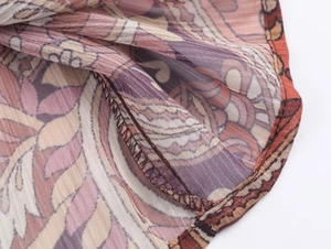 Détail du tissu en mousseline légère avec imprimé cachemire bohème et coutures à l'ourlet