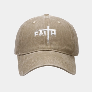 Détail de la casquette de baseball en coton lavé kaki avec broderie FAITH blanche