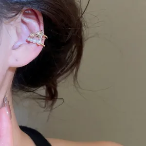 Manchette d'oreille élégante dorée avec perles et zircons pour oreilles non percées