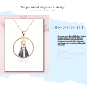Vue détaillée du collier doré avec pendentif Vierge Marie et zircons bleus fins