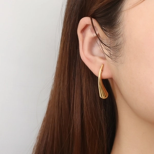 Élégantes boucles d'oreilles gouttes dorées en acier inoxydable pour femmes