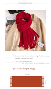 Dettaglio sciarpa rossa con nappe su cappotto beige, effetto cashmere e misura 70x200cm
