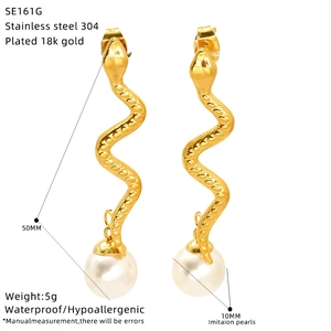 Détail de boucles d'oreilles serpent avec perles, acier plaqué or 18k, taille 50mm