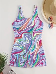 Vue à plat d'un maillot de bain imprimé marbre coloré avec accessoires de plage sur blanc