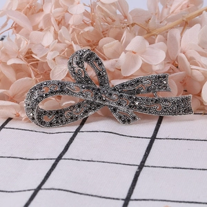 Spilla vintage a fiocco argento con strass neri su stoffa a quadri e ortensie