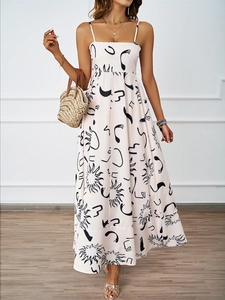 Détail de la robe à fleurs dos nu avec imprimés solaires abstraits sur tissu
