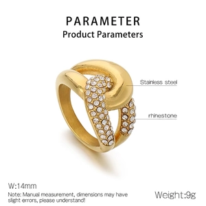 Detailansicht des 14mm breiten goldenen Edelstahlrings mit doppeltem Kristallbesatz