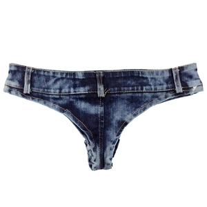 Détail du mini short en jean bleu foncé montrant la coupe taille basse et les passants de ceinture