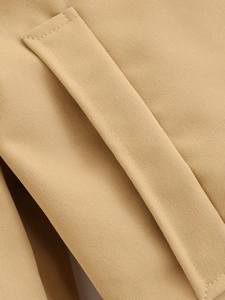 Détails de la texture du tissu sergé kaki et coutures de qualité sur le bord de la poche