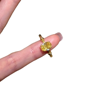 24k vergoldeter Ring mit gelbem ovalem Zirkon und Band im Bambus-Stil für Damen