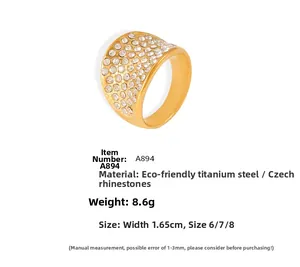 Vista macro de anillo de acero de titanio dorado con pedrería micro-pavé y datos de talla