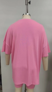 Rückansicht des rosa T-Shirt- und Radlerhosen-Sets auf einer Schaufensterpuppe