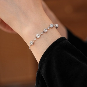 Gros plan du bracelet en zircone avec cristaux taille coussin et chaîne de réglage fine