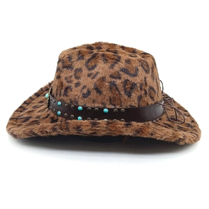 Detail eines Leopard-Cowboyhuts mit Türkisperlen und Metallnieten auf braunem Gürtelband
