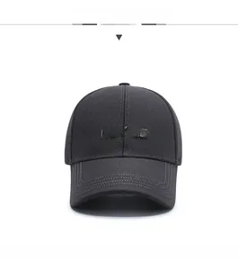 Dettaglio del cappellino grigio scuro con logo noras a rilievo e cuciture sulla visiera