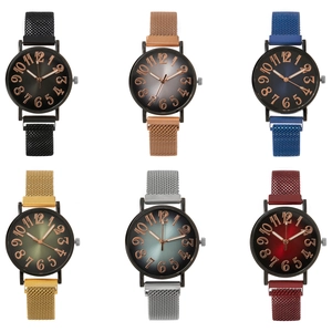 Dettaglio di orologi al quarzo con cinturini magnetici in maglia in sei colori vivaci
