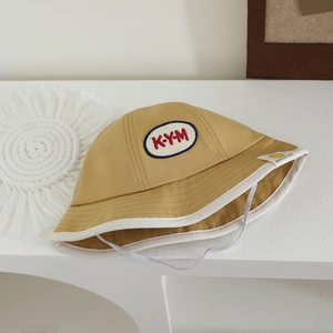Minimalistischer gelber Baby Anglerhut mit K-Y-M Stickerei und weißem Windband