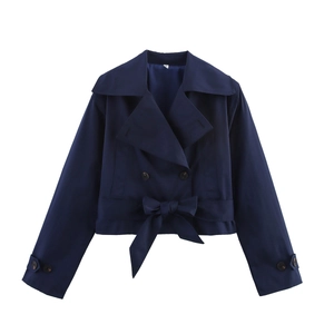 Détail du trench-coat croisé bleu marine avec nœud à la taille et poignets ajustables