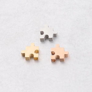 Vue macro détaillée de perles puzzle en acier inoxydable en or, argent et or rose