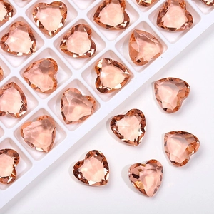 Macro di cristalli di vetro a forma di cuore champagne da 12 mm su vassoio bianco