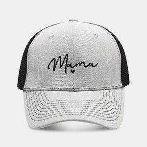 Dettaglio del ricamo mama su cappello trucker in mesh bicolore con tessuto traspirante
